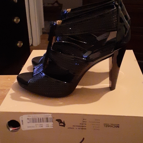 Shoes - Picture 4 of 4